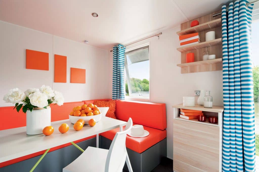 Salon mobil-home Maisonnette 18m² avec terrasse semi-couverte